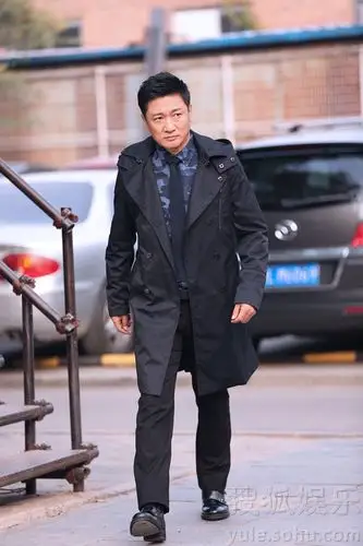 搜狐娱乐讯 近日,内地实力派演员韩青曝光一组风衣写真,片中韩青一身