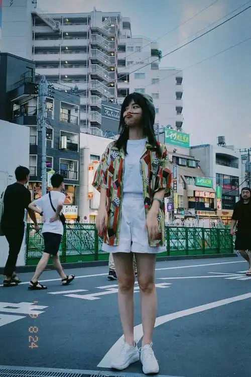 服装 街拍 明星街拍 正文近日,谭松韵在社交平台晒出一组在日本旅行的