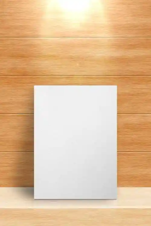 几何图案装饰墙上的空白海报