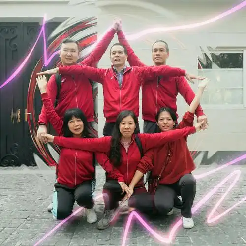 第二个游戏是"心有灵犀"——模仿照片摆出特定的合照姿势.