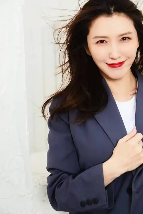 徐洁儿红唇飒春写真释出 状态姣好的秘籍竟如此简单_运动_活动_姐妹