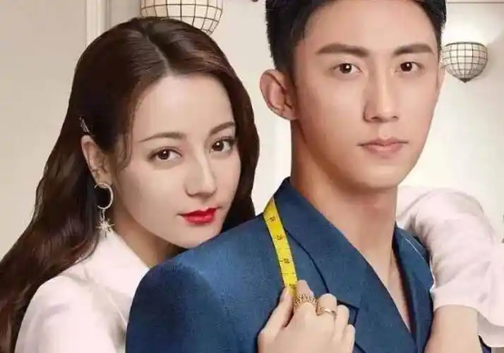 迪丽热巴驼色大衣惊艳亮相,再度否认怀孕生子传闻,真相解密!