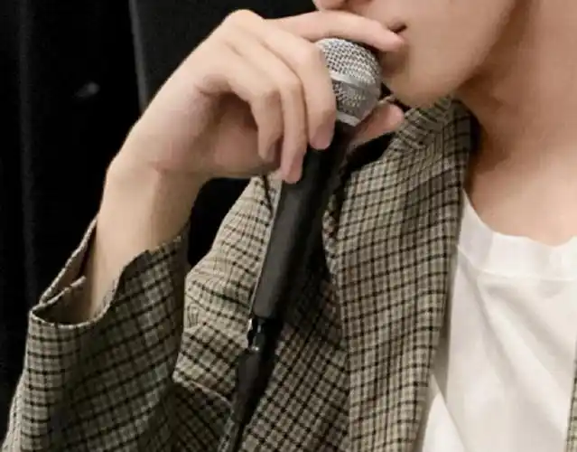 都来全方位认识张真源的手今天最先没考虑的就是那双手 作为老婆我属