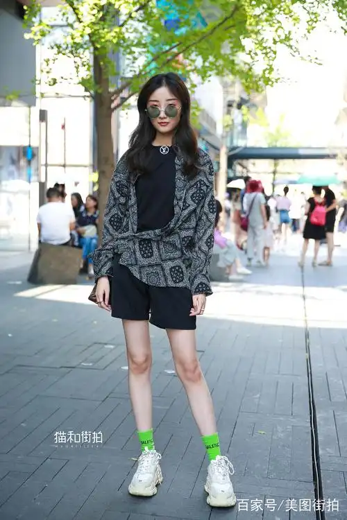街拍:成熟魅力的穿搭,吊带搭配牛仔裤,彰显干净利落