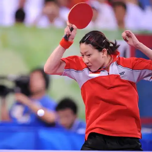 新加坡3-2击败韩国 新加坡选手李佳薇在比赛中