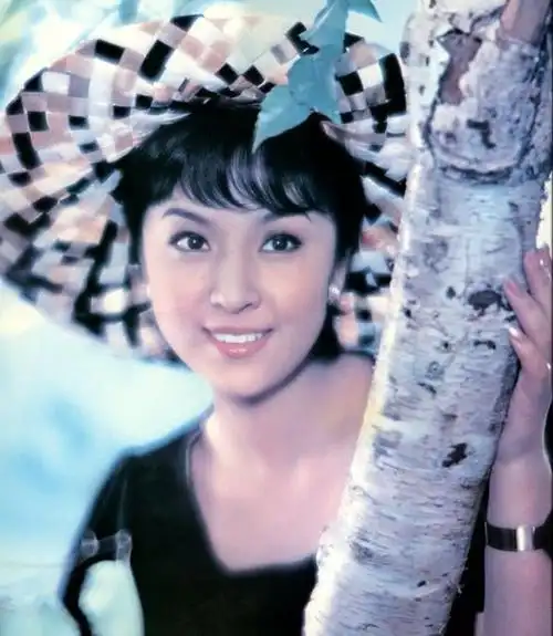 原创83岁谢贤飞高雄探望患病的甄珍拖杖朝之躯千里送玫瑰讨她欢心