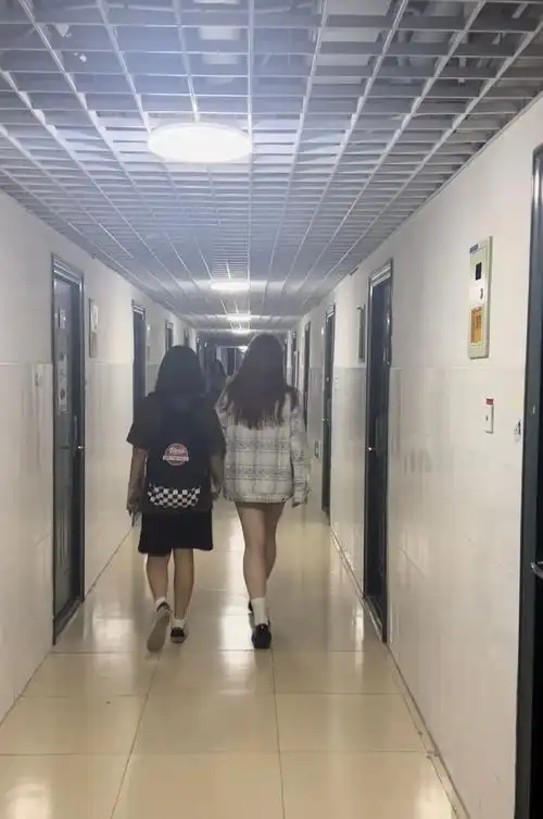 女大学生 #腿长一米八 #身高2米 #背影 #精神live - 抖音