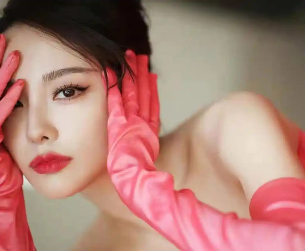 张嘉倪身穿一袭粉色抹胸裙,真是太美了!