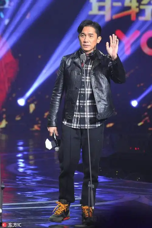 梁朝伟 比皮夹克更炫的是登山鞋