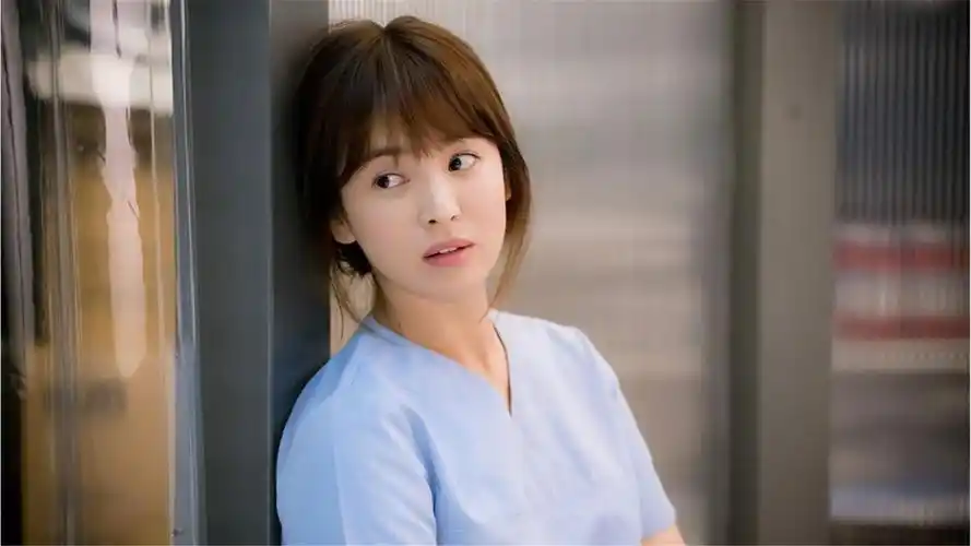 11月23日,宋慧乔在社交平台发了一组照片,照片中,乔妹身穿格子衬衫,一