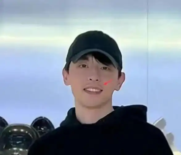 邓伦罕见露面,摘掉口罩大方露出正脸,瘦了一圈但比以往自信许多|素颜