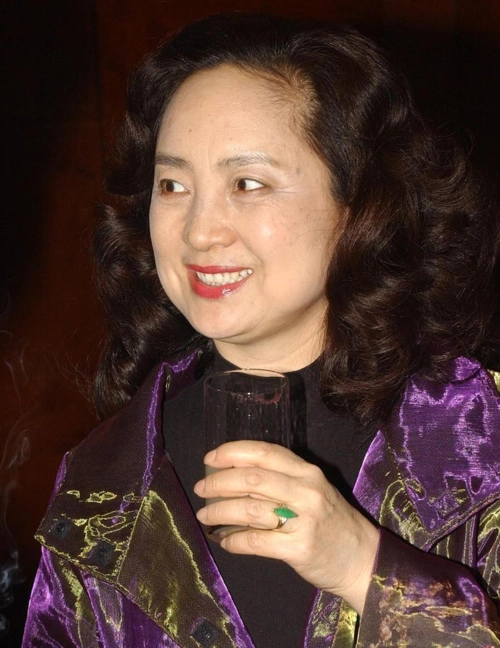 原创张金玲老年也俏丽穿印花裙和刘晓庆同框自然得体优雅老去好美