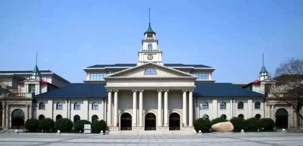 1945年9月9日9时(民国三十四年),在南京中央陆军军官学校大礼堂(现为