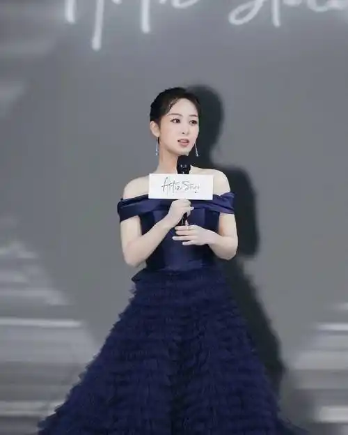 杨紫活动生图曝光判若两人,满脸肉感脸和脖子快连一起_身材_何洁_礼服