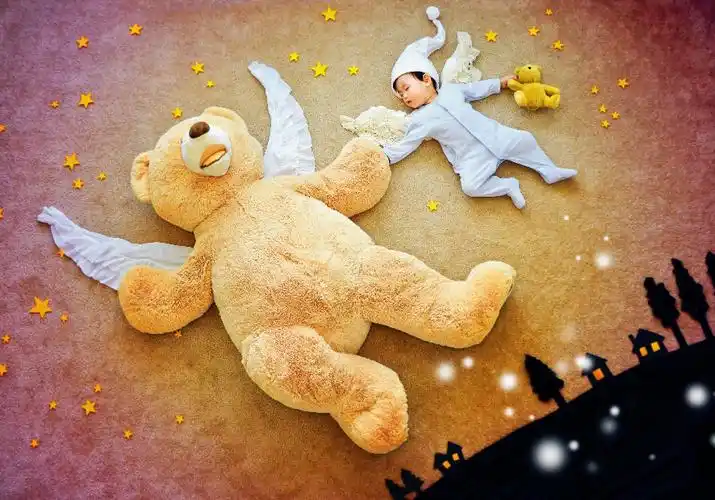 拍摄了一系列虚构童话场景的照片——《超萌宝宝的温馨创意摄影》