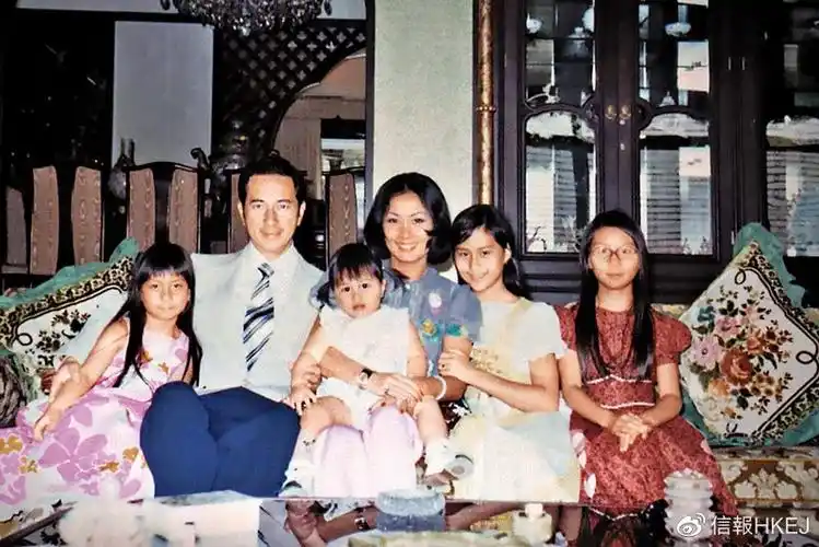 何鸿燊二房早年的全家福