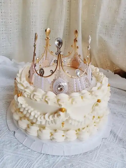 八寸女生皇冠蛋糕优雅白色系做自己的女王