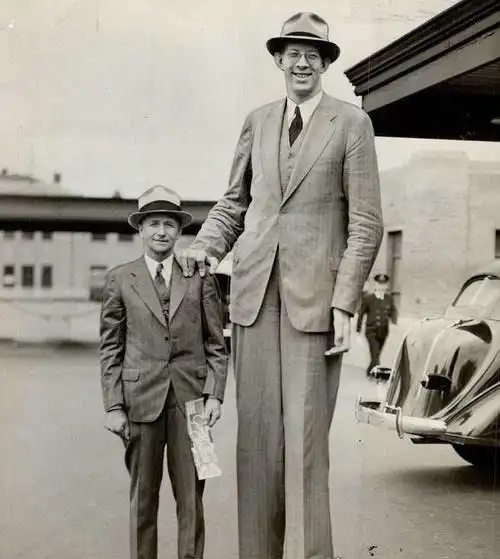 世界上最大的人罗伯特潘兴瓦德罗身高2米72中国最高人张俊才