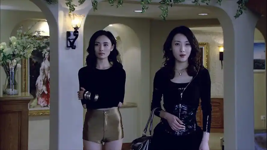 视频-谎言背后:前一秒模特还在炫耀,谁知道后一秒自己的男友要出轨了