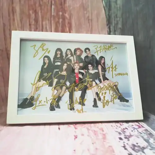 the9成团夜签名海报裱框