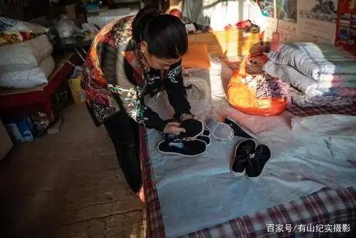 晋南农村大姐给儿子纳千层底的老布鞋,说穿着能治病,看啥情况