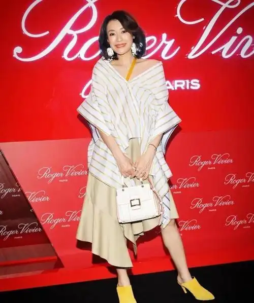 她港大毕业影视歌三栖,嫁香港区议员住豪宅生4女,48岁身材仍fit