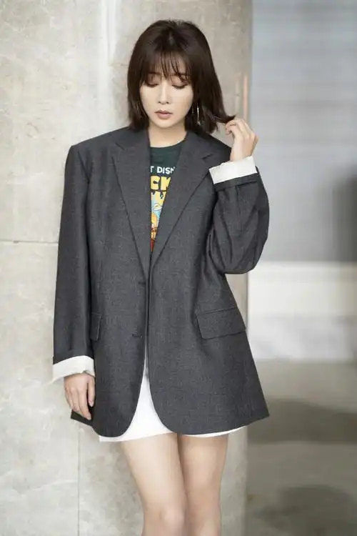 殷桃短发西服酷飒写真图片79