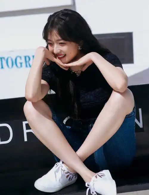 孙千最新日常一则,蓝色针织短t搭配牛仔裤,造型清爽少年气息十足,眼睛