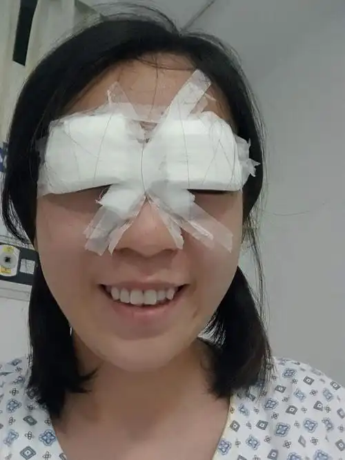 做手术之前崔医生挺认真的看了眼睛,建议宽度8mm,8.25mm,8.