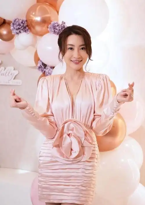 tvb女星林夏薇出席活动身穿粉色深v连衣裙秀出曼妙美腿