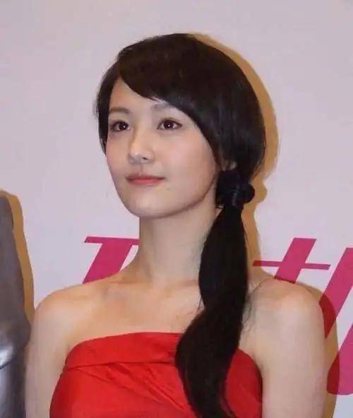 郑爽首次主演宣传照18岁堪称颜值巅峰美得像一位小仙女