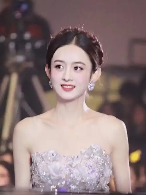 有人把这称作是"红气养人",但所有气质上的改变,都来自于内在的蜕变