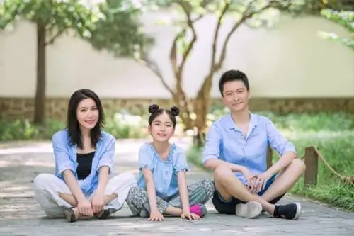 李昕融一家齐聚《开门大吉》唱响《你笑起来真好看》