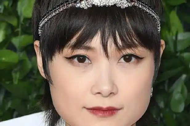 李宇春作为娱乐圈很独特的中性风格女明星,时尚资源