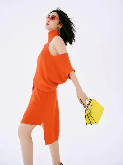 邢菲爱马仕橙#邢菲身穿橙色露肩套装,手拿黄色包包,干净清爽的短