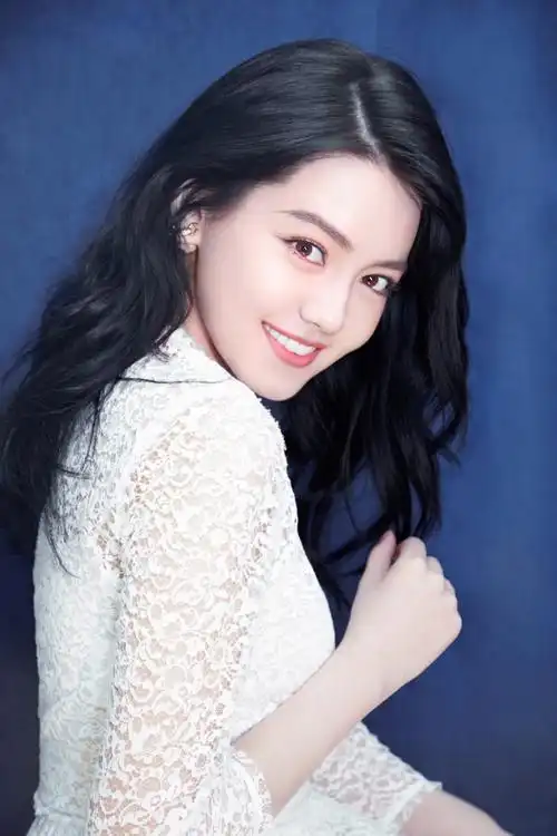 杨颖签下00后中德混血小花她长相清纯气质甜美网友确定是00后