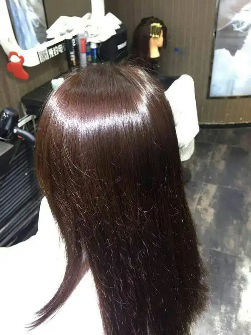 我染的巧克力色头发为什么会偏红?