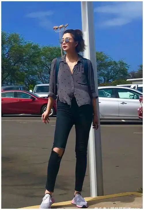 原创殷桃年过四十身材保持良好一身黑衣简约帅气素颜美得舒服自然