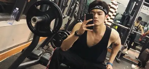 不是打篮球就是健身的发带soso许凯soso爱运动的男孩子果然是最帅