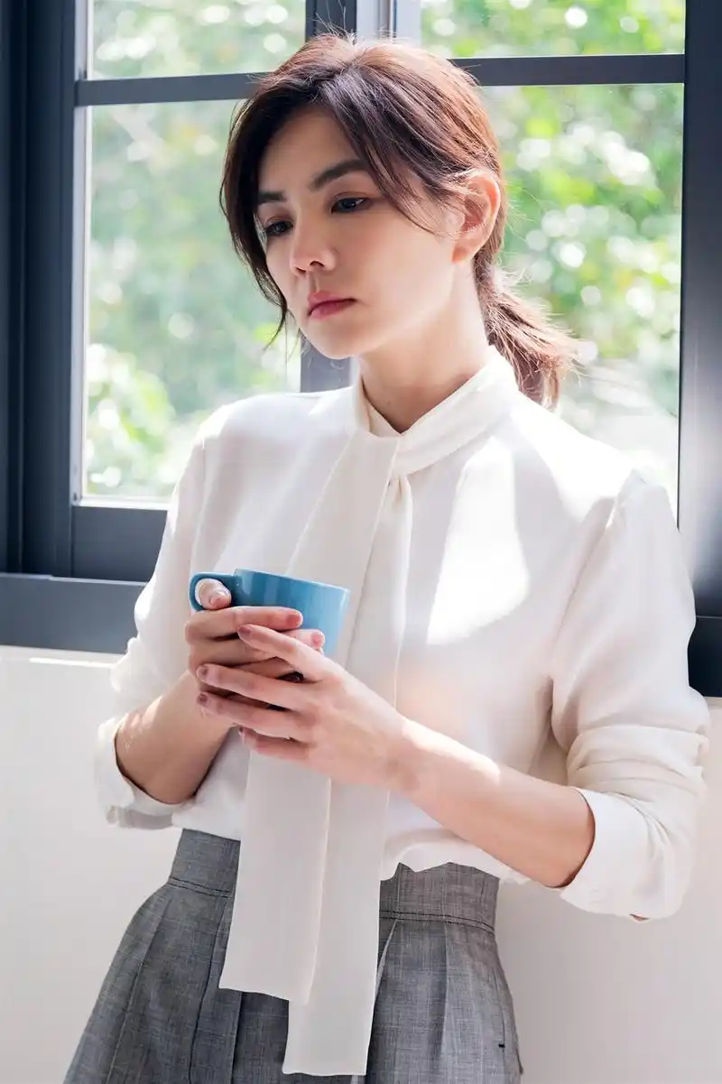 ella陈嘉桦发布全新单曲《都几岁了》 "分裂式"mv展现双重选择