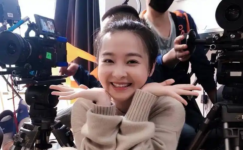 14岁时被网友劝说别整容,和释小龙组cp,如今28岁她的现状如何?