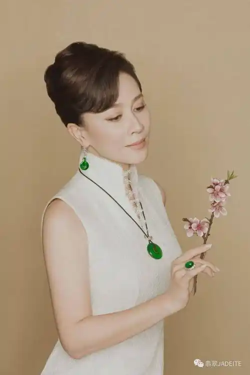 封面人物 | 刘嘉玲携手翡月荟显东方韵致 翡翠品牌塑造的新探索