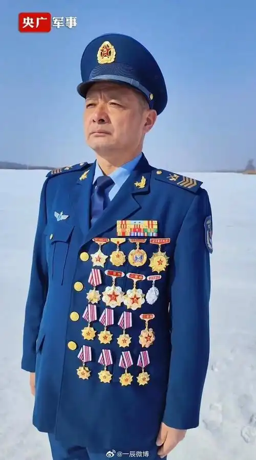 一级军士长孙彬彬荣誉满身二等功3次三等功8次致敬兵王