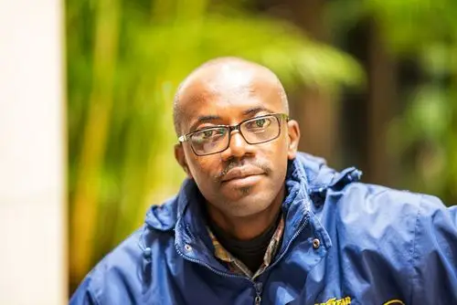 酒店中偶遇几位加纳人,英语好,素质高,尝试自然暗光条件下留