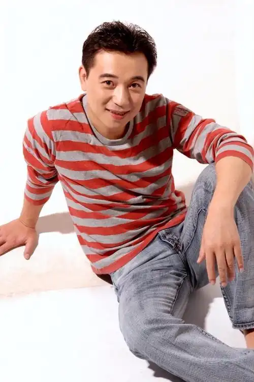 "张晞临父亲正在大骂张晞临.张晞临默默地拿起外套走出了门.