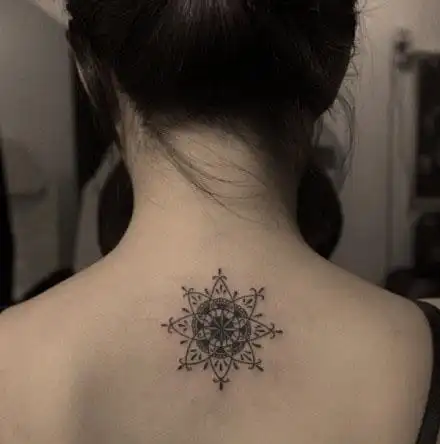 女生背部纹身图案