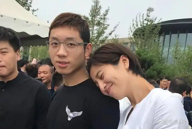 许昕34岁妻子重上"赛场",身材高挑皮肤白皙,和丁宁欢乐互动