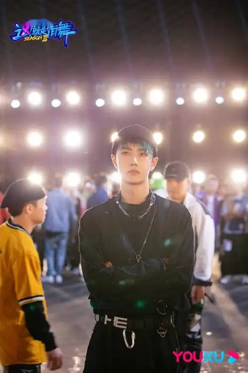 《这!就是街舞》发布王一博剧照 灯光下的黑豹少年无惧无畏