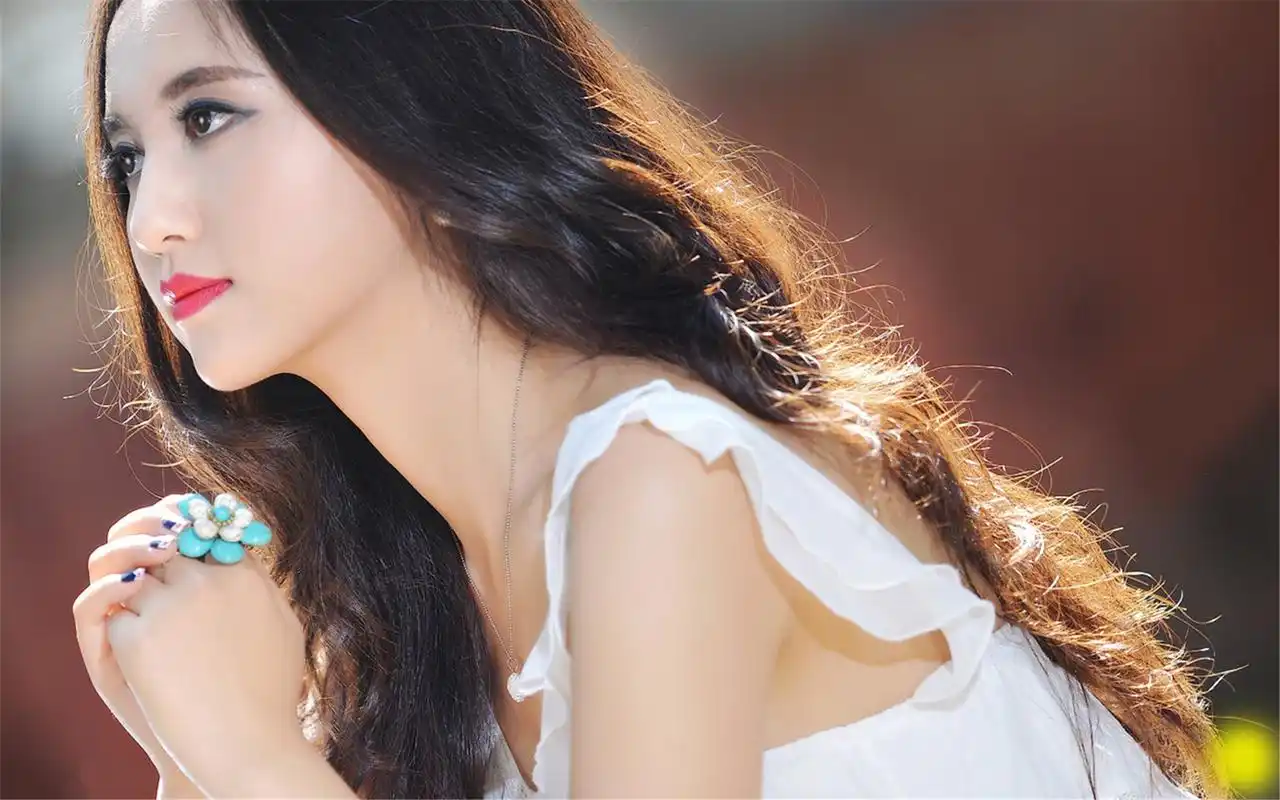 小清新邻家女孩唯美短裙养眼户外写真高清壁纸