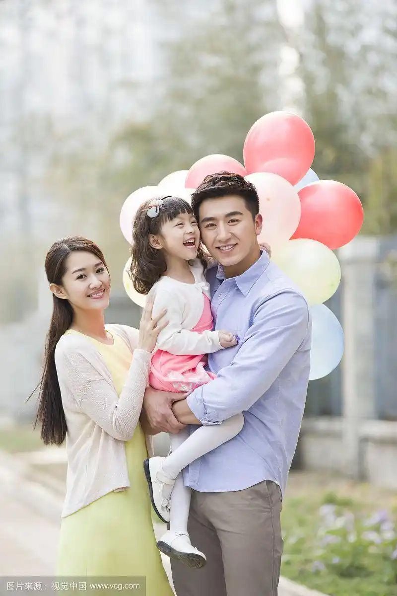 幸福的三口之家和气球